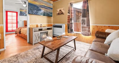Hideaway Cabin - Cozy romantic cabin perfect for couples, A/C