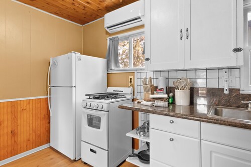 Hideaway Cabin - Cozy romantic cabin perfect for couples, A/C