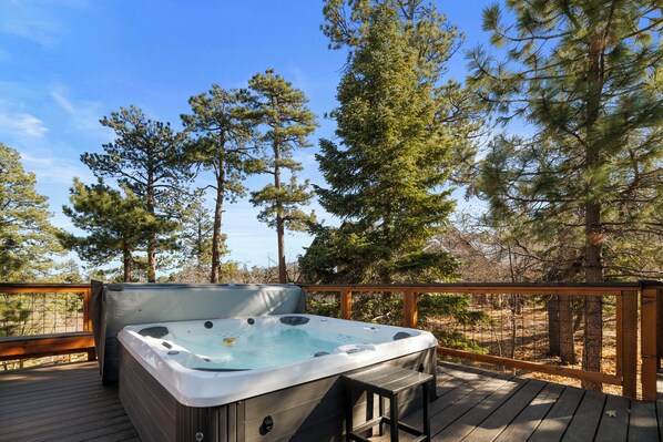 Outdoor spa tub - Lucky Paws - Great Location, Hot Tub, Deck, Barbecue (Big Bear City)