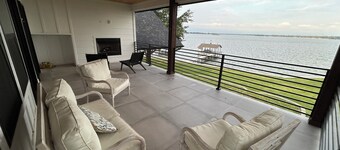 Beautiful Lakefront House with Amazing Views
