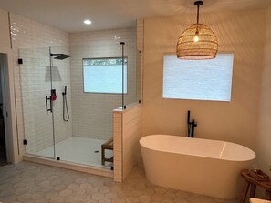 Douche, séchoir à cheveux, serviettes fournies, savon