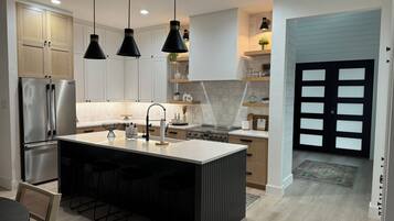 Frigorífico, microondas, horno y placa de cocina