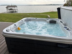 Outdoor spa tub - Beautiful Lakefront House with Amazing Views (Tool)