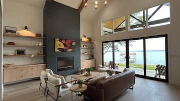 Una Smart TV, una chimenea, libros