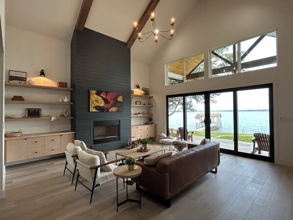 TV connectée, cheminée, livres