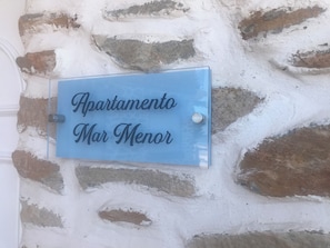 Un cartello su un muro di pietra con la scritta 'Apartamento Mar Menor'.