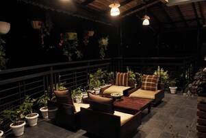 Fachada de la propiedad por la tarde o noche