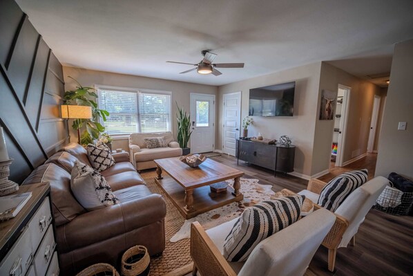 تلفزيون، مدفأة، ألعاب فيديو، مشغل دي في دي