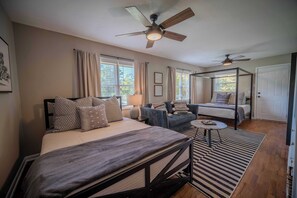 3 habitaciones, escritorio y tabla de planchar con plancha 