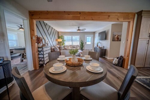 Parkside Place: Spacious 3BR Home with Game Room &