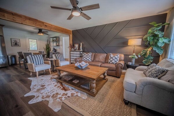 TV, fireplace, video games, ping pong - Parkside Place: Spacious 3BR Home with Game Room & (Acworth)