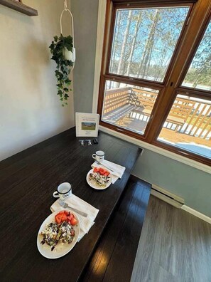 Dining - Lilly Pad Landing Sum (Hazelhurst)