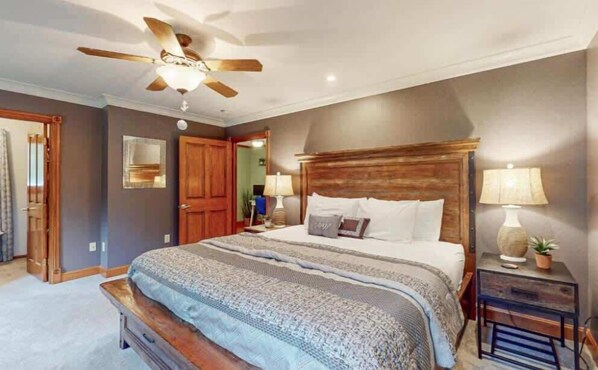 3 bedrooms, desk, iron/ironing board, travel cot