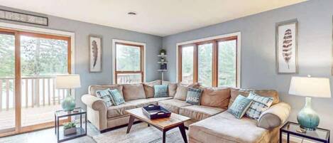 Televisión, chimenea, reproductor de DVD y oficina