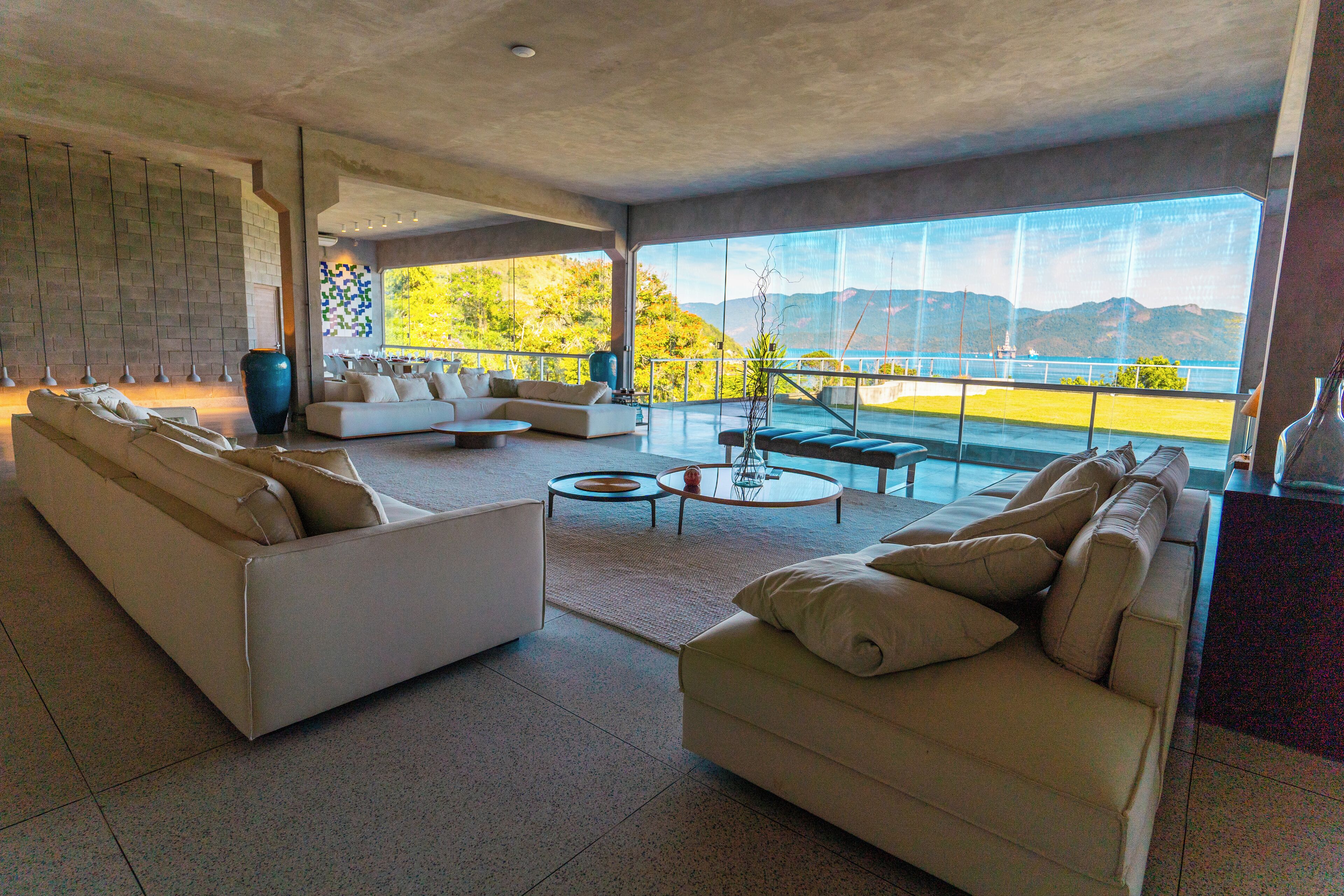 Vista frontal de la propiedad