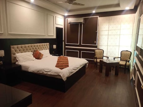 Sistema de insonorización, tabla de planchar con plancha y wifi gratis . Winter Hotel Islamabad