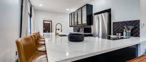 Kühlschrank, Mikrowelle, Ofen, Herdplatte