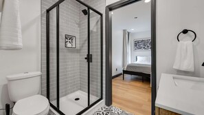 Douche, séchoir à cheveux, serviettes fournies, shampooing