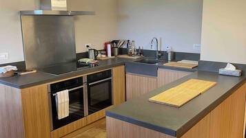 Kühlschrank, Ofen, Geschirrspüler, Wasserkocher mit Kaffee-/Teezubehör