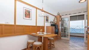Familieleilighet, 2 soverom, sjøutsikt, ved stranden | Oppholdsområde