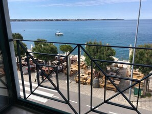 Family Apartment, 2 Bedrooms, Sea View, Beachside | Living area