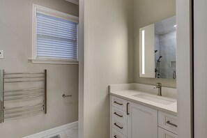 Shower, hair dryer, towels - 2 Robin Street- Short Stays Availiable - Your Fall HHI Getaway Awaits! (Hilton Head Island)