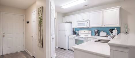 Refrigerador, microondas, horno, placa de cocina