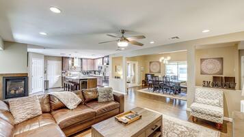 House (5 Bedrooms) | Interior