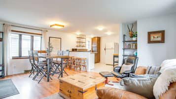 Rumah (1 Bedroom) | Area keluarga | Perapian dan buku