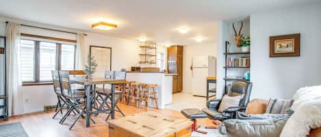 Maison (1 Bedroom) | Aire de séjour | Foyer, livres