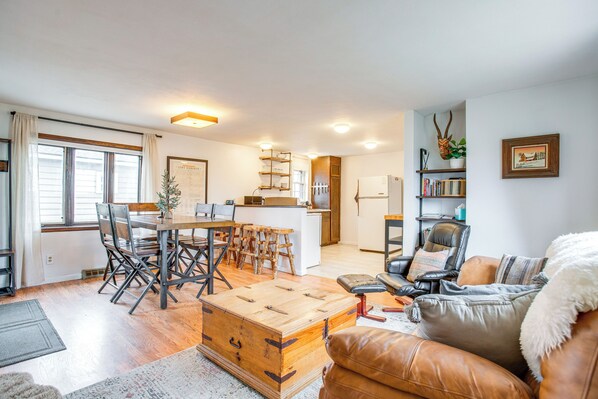 Huis (1 Bedroom) | Woonruimte | Een open haard en boeken