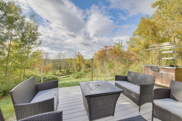 Terrace/patio - Home Theater & Hot Tub: Mtn-view Winthrop Home (Winthrop)