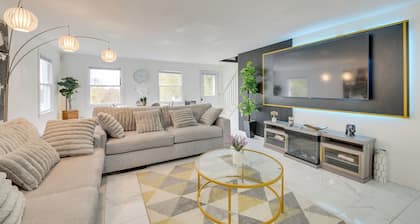 Home Theater & Hot Tub: Mtn-view Winthrop Home