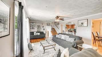 ํ์ฐ์ค (4 Bedrooms) | ๋ด๋ถ