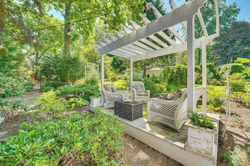 3 Mi to Lake Redman: Home w/ Furnished Pergola! - Sunflower Alley, AL