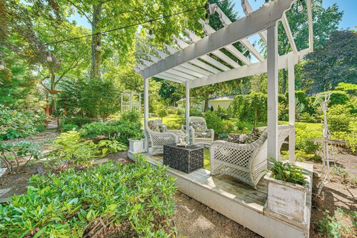 3 Mi to Lake Redman: Home w/ Furnished Pergola!