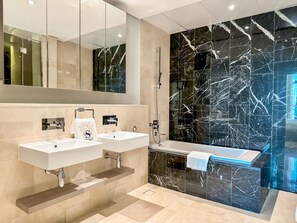 Luxury-Apartment, Meerblick, Strandnähe | Badezimmer