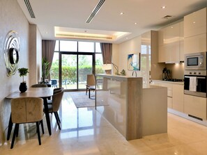 Appartement Luxe, vue jardin, en front de plage | Coin séjour