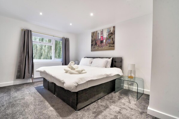 3 bedrooms, iron/ironing board, Internet, bed sheets - Large 3 bedroom Maisonette in Maldon (Heybridge)