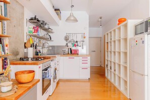 Coffee/tea maker, fridge, microwave, oven