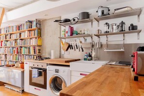 Coffee/tea maker, fridge, microwave, oven