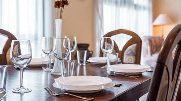 Classic Apartment, 2 Bedrooms, Sea View, Beachfront | In-room dining