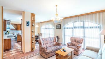 Appartamento Classic, 2 camere da letto, vista mare, di fronte alla spiaggia | Area soggiorno | TV a schermo piatto
