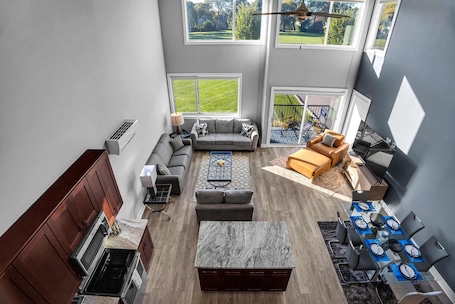TV, offices. Elegant Parkside Retreat