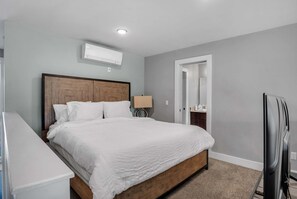 2 bedrooms, desk, iron/ironing board, WiFi