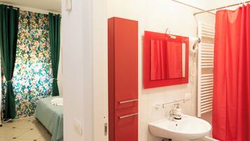 Comfort-Vierbettzimmer | Badezimmer | Haartrockner, Handtücher, Seife, Toilettenpapier