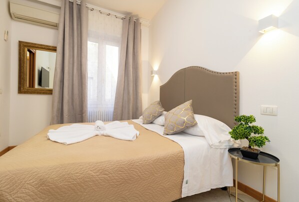 Family Quadruple Room | Minibar, iron/ironing board, free WiFi - Vitti's Home Verona 3 (Verona)