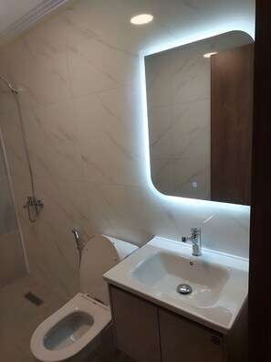 Superior-Studio | Badezimmer | Dusche, kostenlose Toilettenartikel, Hausschuhe, Handtücher