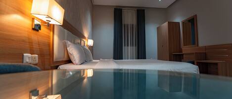 Minibar, sistema de insonorización y tabla de planchar con plancha