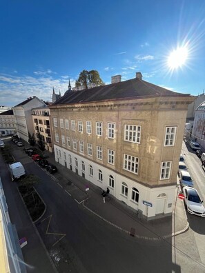 A multi-story building with a classic architectural style, featuring a symmetrical facade with evenly spaced windows and a central entrance. - Red Orange Palm - 200m2 - stylish, original, central  (Vienna)